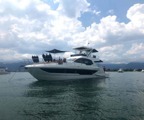 Imagem do barco Sedna 54, com design sofisticado e estrutura ideal para navegação confortável e luxuosa.