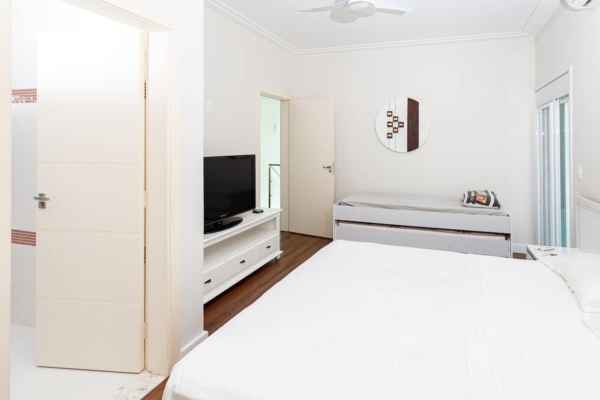 Casa São Pedro – Quarto1_TV